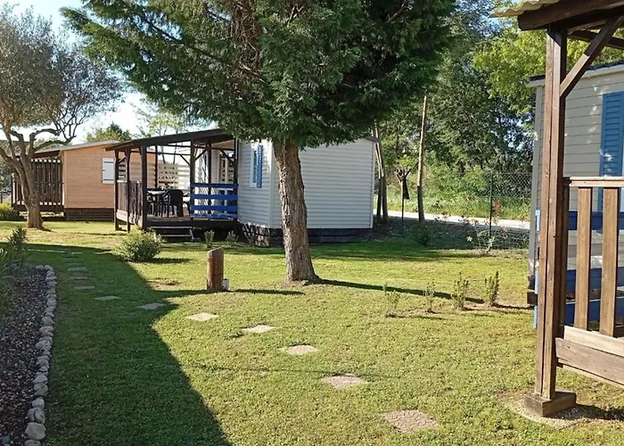 Mobil Avec Terrasse Pour 6 Personnes à - Api-1-52-450
